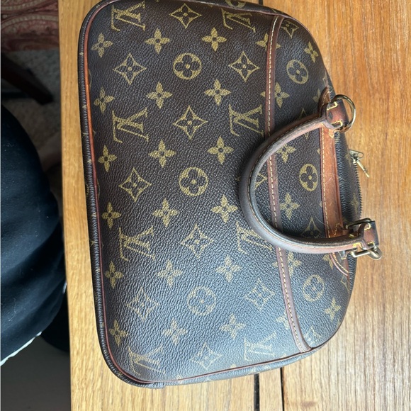 Well loved pre-owned authentic Louis Vuitton Trouville handbag. - Picture 8 of 14